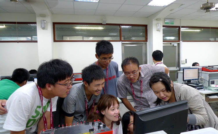 麻豆在线
学生与逢甲大学学生探讨手动实验