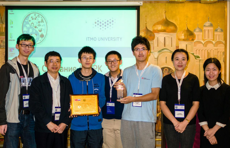 校长助理吴广明与参赛队员和老师合影