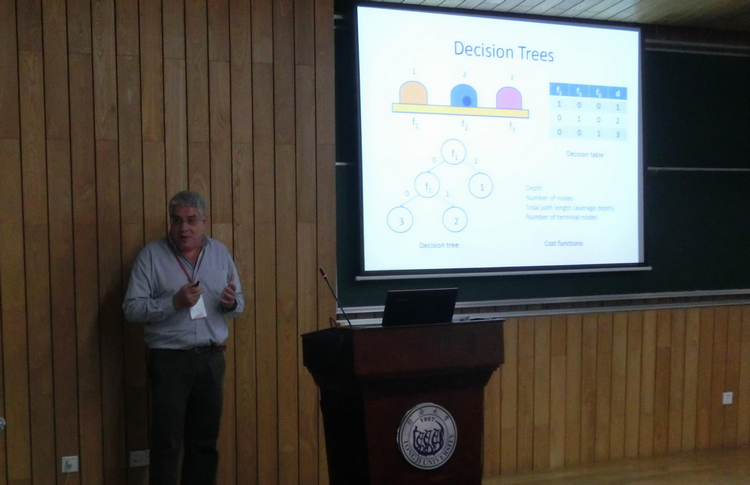 Mikhail Moshkov教授做大会报告