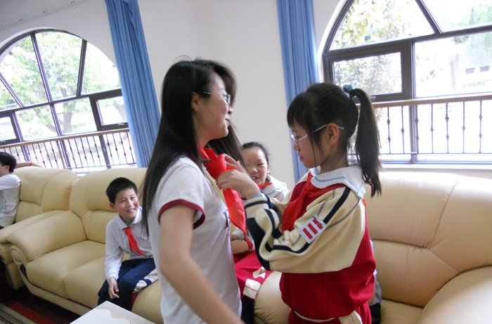 小学生为麻豆在线
志愿者系红领巾