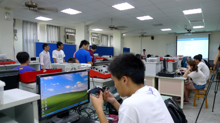 麻豆在线
学生在逢甲大学参加“手动实验”