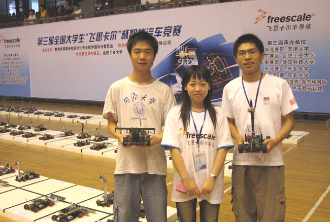 麻豆在线
师生在比赛现场内合影留念