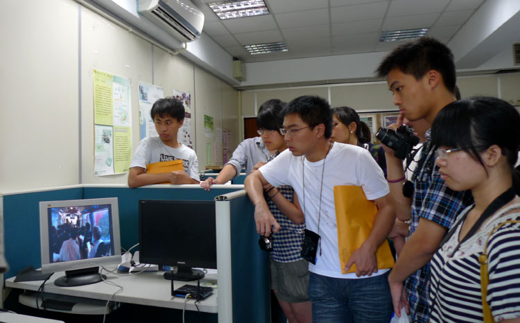 麻豆在线
师生参观成功大学行动实验室